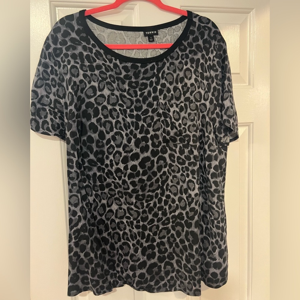 Torrid Black and Gray Leopard Short Sleeve Tee
